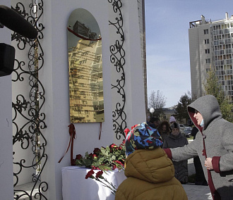 Мемориальную доску в честь тружеников тыла открыли на улице Тихвинской