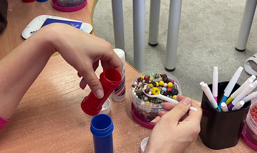 Мастер-класс по созданию шумовых коробочек провели в центре «Заря»