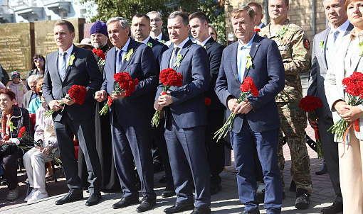 Мэр Кудрявцев возложил цветы в память о блокаде Ленинграда