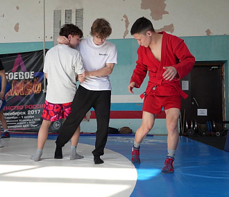 Приёмы самозащиты показали на открытом уроке в центре самбо НГПУ