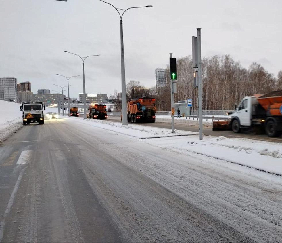 Больше 600 машин вышли на уборку Новосибирска в минувшие сутки