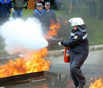 Пожарные штурмуют отвесные стены на состязаниях в Новосибирске