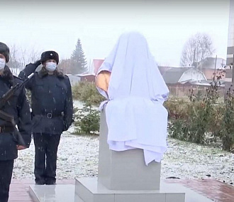 Выжившему при битве за Днепр герою установили памятник в Новосибирске