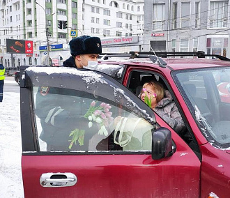 Букеты с фликерами вручили дамам новосибирские автоинспекторы
