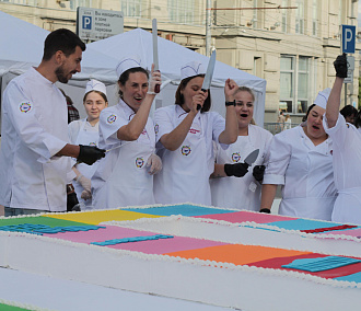 Гигантский торт по случаю Дня города приготовили на площади Ленина