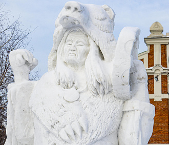Снежные скульптуры исчезли из Первомайского сквера