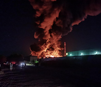 Ночной пожар на складе в Новосибирске тушили почти пять часов