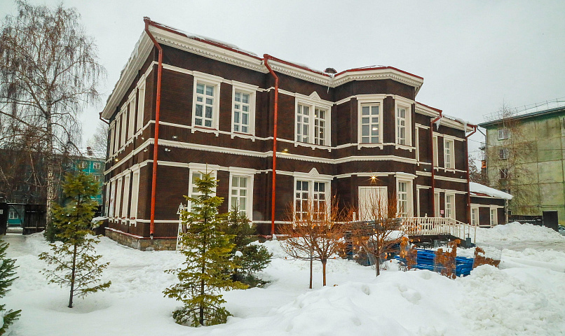 Фасад и отмостку обновили у исторической школы рабочих на Владимировской