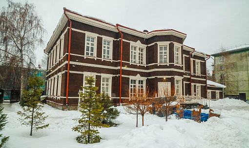 Фасад и отмостку обновили у исторической школы рабочих на Владимировской