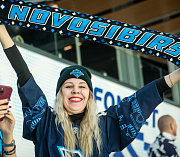 Болельщики массово закидают шапками лёд после матча «Сибири» с Шанхаем