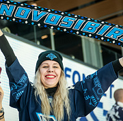 Болельщики массово закидают шапками лёд после матча «Сибири» с Шанхаем