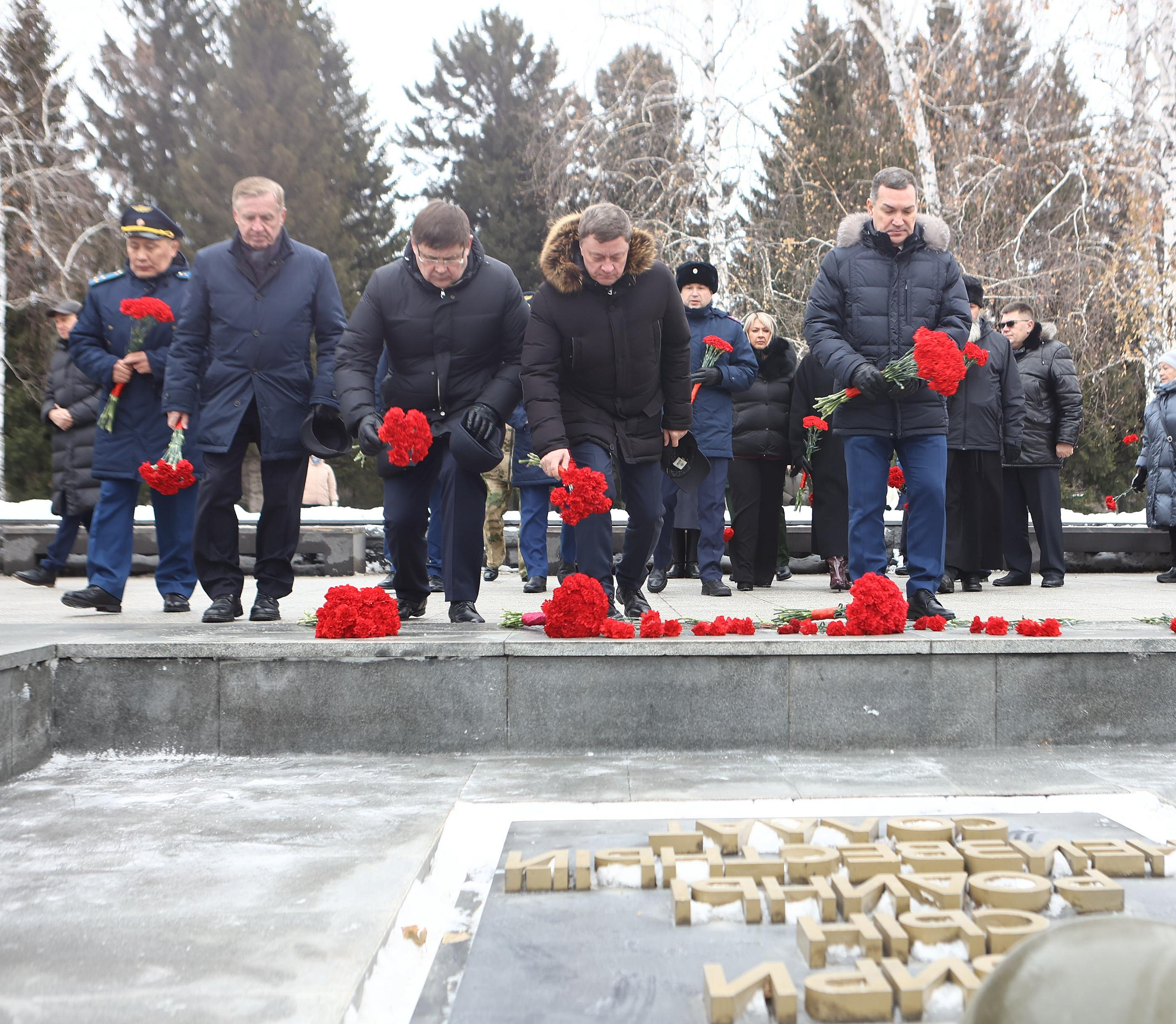 Мэр Кудрявцев возложил цветы к Вечному огню в День неизвестного солдата