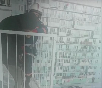Неадекватного мужчину спустили с балкона 7-го этажа в Новосибирске