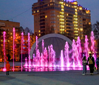 Разноцветный восторг: музыкальный фонтан включили в Центральном парке