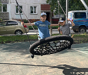 Площадку с качелями и воркаутом открыли во дворе дома на Дуси Ковальчук