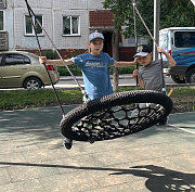 Площадку с качелями и воркаутом открыли во дворе дома на Дуси Ковальчук