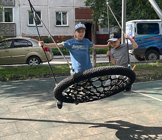 Площадку с качелями и воркаутом открыли во дворе дома на Дуси Ковальчук