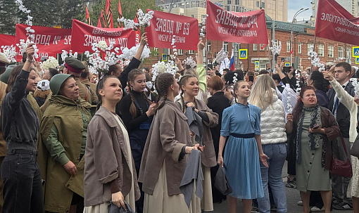 «И город узнал о Победе»: новосибирцы встретили утро на площади Свердлова