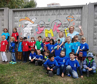 Дели на три: сортировать мусор учат детей в новосибирской школе «Умка»