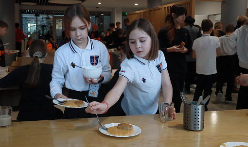 Щи и суворовская каша: как кормят в лучшей школьной столовой Новосибирска