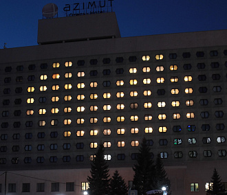 Огромное сердце засияло на фасаде отеля в центре Новосибирска