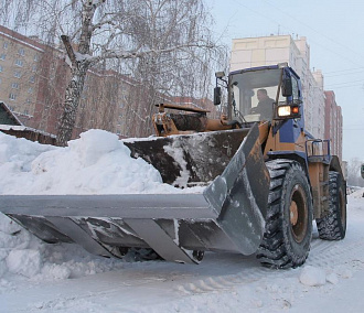 11 млн рублей выделили на вывоз снега из опасных мест в Новосибирске