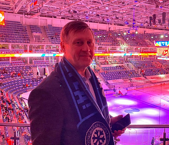 Мэр Локоть в шарфе ХК «Сибирь» приехал на хоккейный матч Россия — Швеция