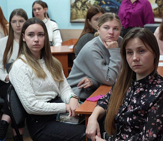 В школы и детсады пришли 400 педагогов: им помогают освоиться в профессии