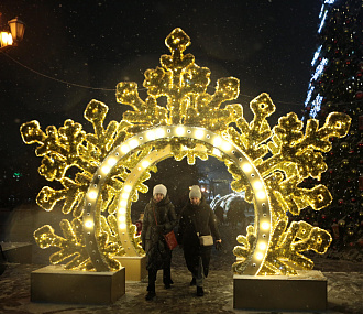 Новогоднюю иллюминацию включили в Новосибирске в первый день зимы