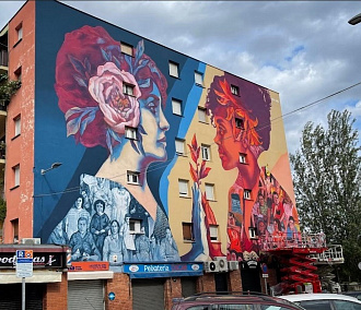 Фасад шестиэтажного дома в Испании расписали новосибирские художники