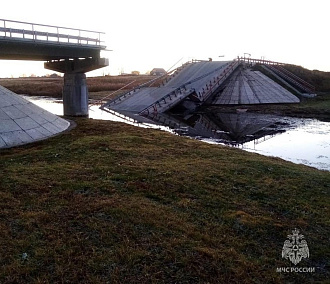 Движение большегрузов запретили через Базово после обрушения моста
