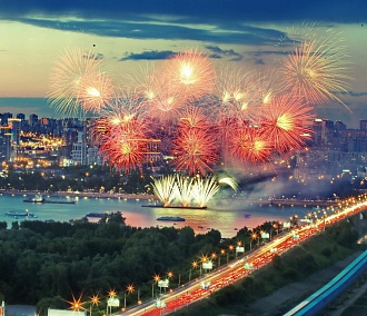 Ба-бах на всё небо: фестиваль фейерверков отгремел над Обью в Новосибирске