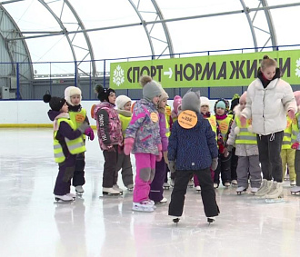 Малыши на льду: детсадовцев учат фигурному катанию в Новосибирске