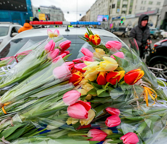 Сотрудники ГИБДД раздали тюльпаны женщинам-водителям в Новосибирске