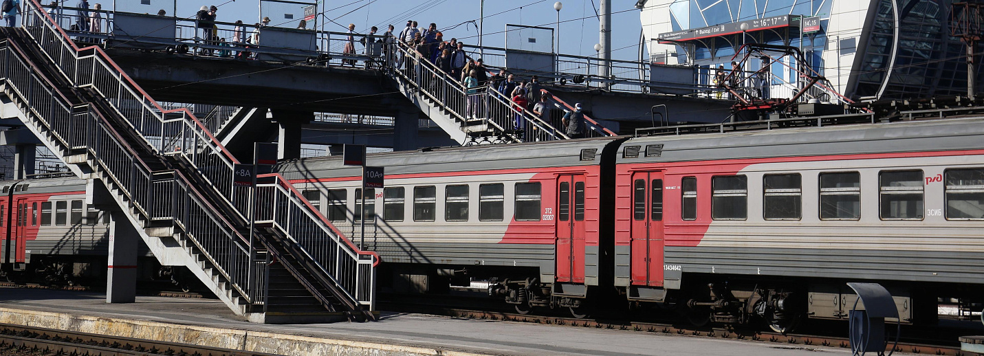 Электричка новосибирск чулымская. Пригородный поезд. Электричка Новосибирск. Идущий поезд. Пассажиры пригородных поездов.