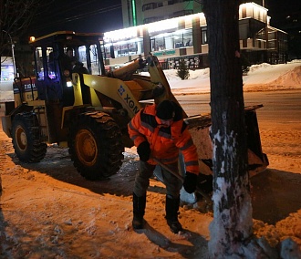 Тонны снега с грязью вывозят с улиц Новосибирска из-за оттепели