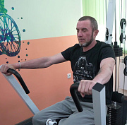 Вернувшийся из зоны СВО сибиряк помогает встать на ноги другим бойцам