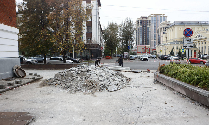 Старую разбитую плитку сняли с площади у кукольного театра в Новосибирске