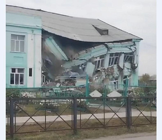 Обрушилась часть здания школы №5 в Татарске Новосибирской области