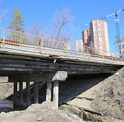 Старый мост начали разбирать на улице Сухарной