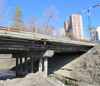 Старый мост начали разбирать на улице Сухарной