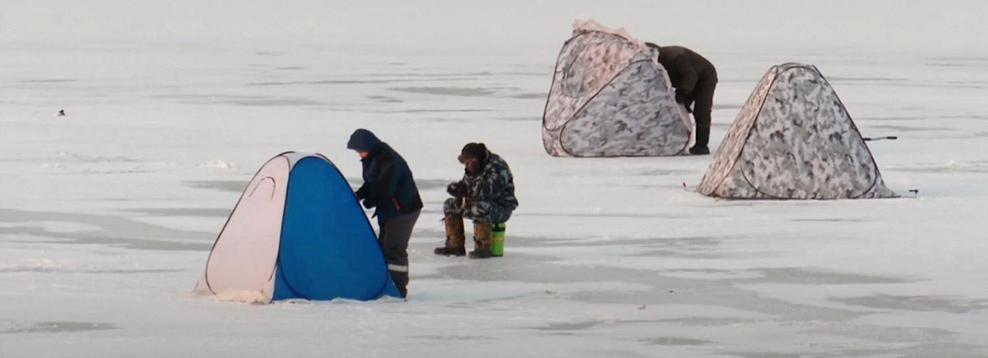 По тонкому льду 2 5. Лед в Затоне. По тонкому льду. Касатки застряли во льдах спасение. Толщина льда зимой детям.