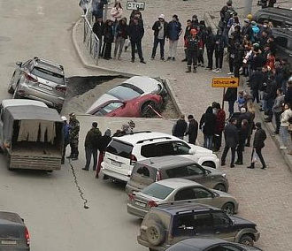 Два автомобиля ушли под землю в центре Новосибирска