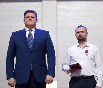Полпред Серышев вручил новосибирцам госнаграды в День Конституции