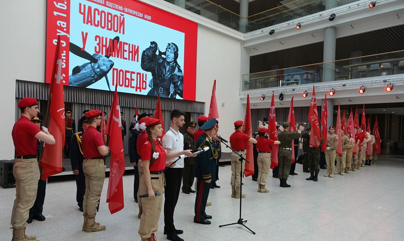 Новосибирские школьники встанут на вахту у копий Знамени Победы