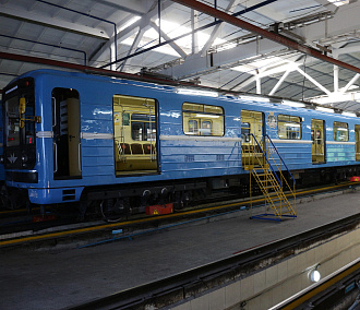 Пятивагонный поезд на тысячу пассажиров запустили в метро Новосибирска