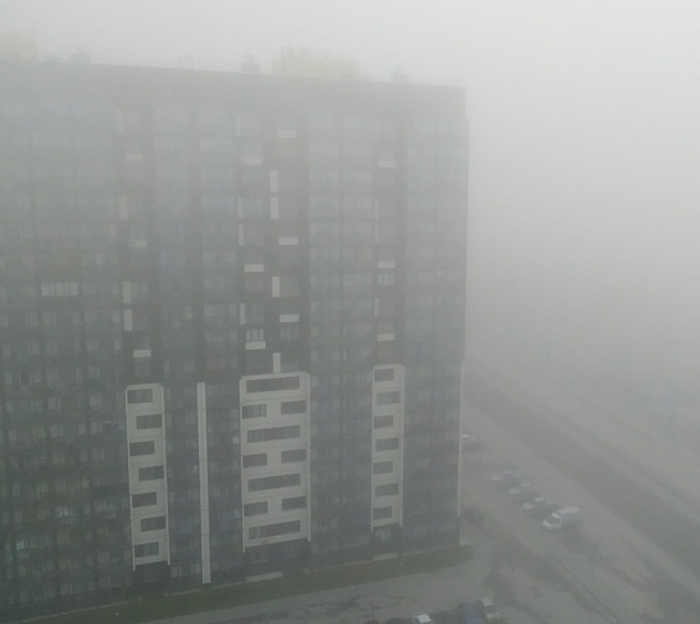 Густой туман значительно ухудшил видимость на дорогах Новосибирска 