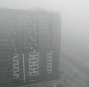 Густой туман значительно ухудшил видимость на дорогах Новосибирска 