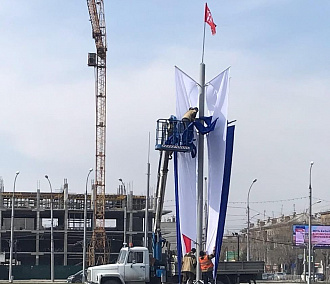 На площади Маркса ставят трёхцветную ёлку из флагов