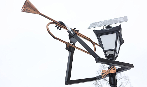 Мэр Кудрявцев открыл сквер с фонарями-музыкантами в Новосибирске